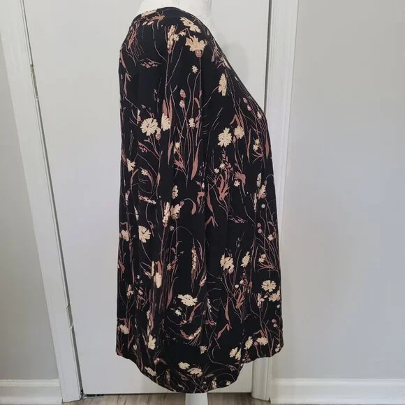 Masai flowered blouse with button down back - Picture 4 of 9